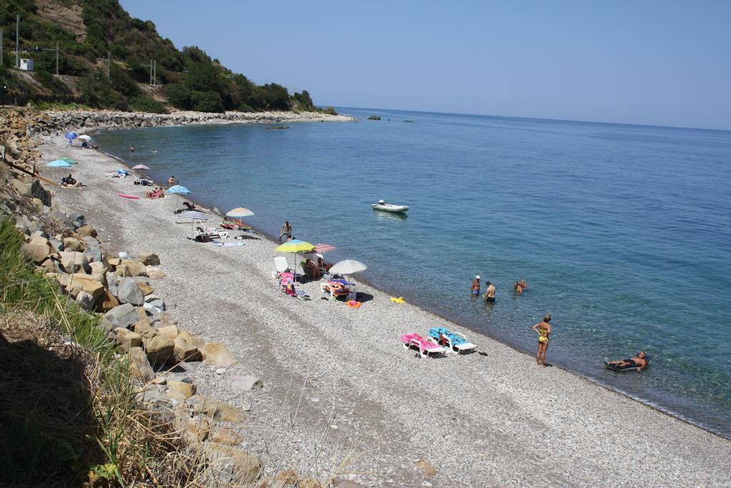 Camere & Case Vacanze Lo Scoglio Castel di Tusa Exterior foto