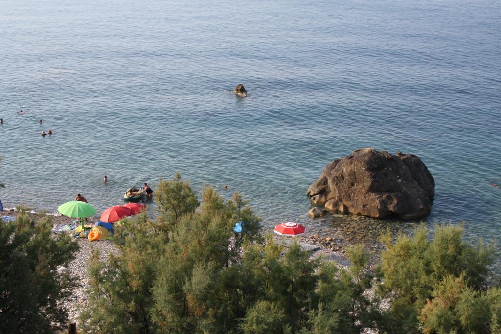 Camere & Case Vacanze Lo Scoglio Castel di Tusa Exterior foto