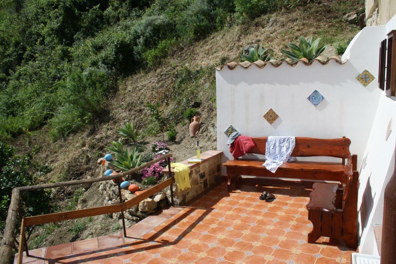 Camere & Case Vacanze Lo Scoglio Castel di Tusa Exterior foto