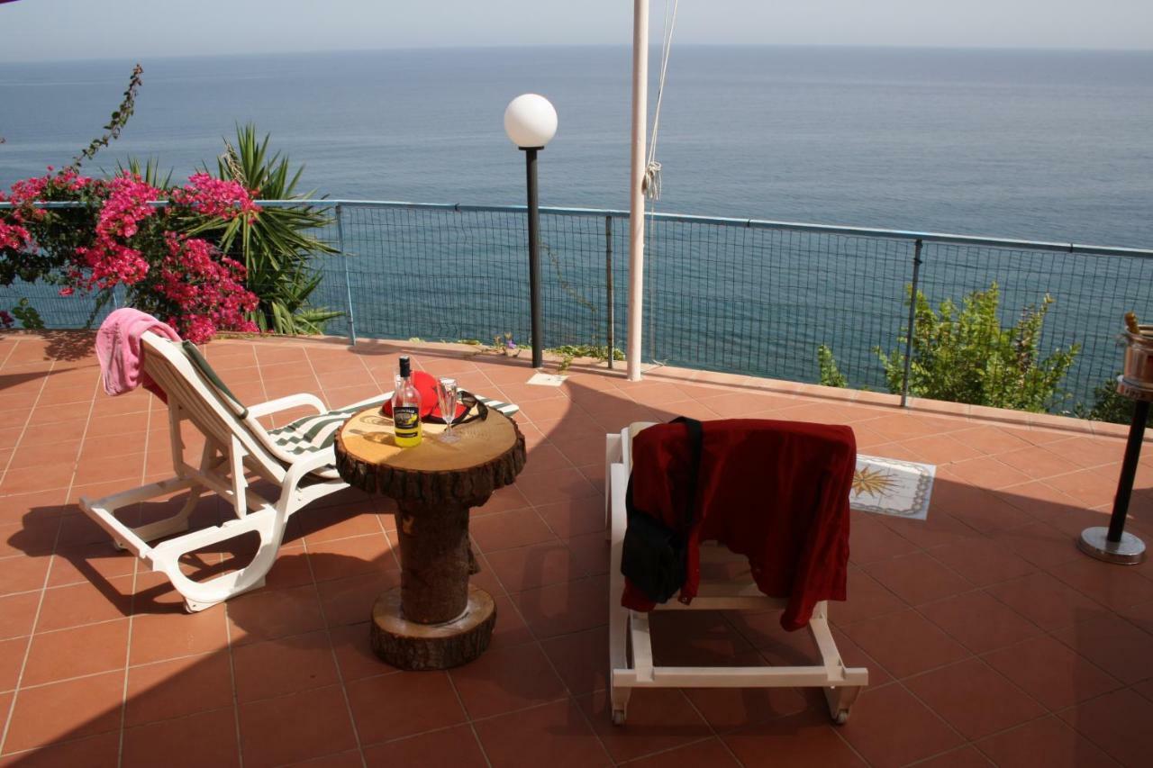 Camere & Case Vacanze Lo Scoglio Castel di Tusa Exterior foto